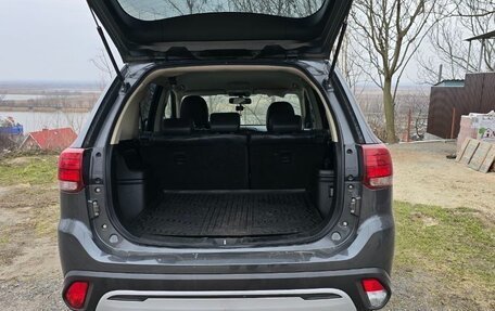 Mitsubishi Outlander III рестайлинг 3, 2021 год, 2 400 000 рублей, 2 фотография