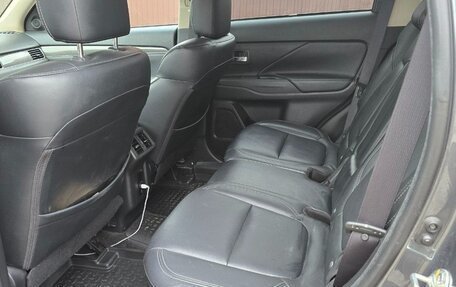 Mitsubishi Outlander III рестайлинг 3, 2021 год, 2 400 000 рублей, 9 фотография