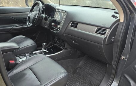 Mitsubishi Outlander III рестайлинг 3, 2021 год, 2 400 000 рублей, 12 фотография