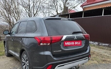 Mitsubishi Outlander III рестайлинг 3, 2021 год, 2 400 000 рублей, 8 фотография
