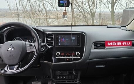 Mitsubishi Outlander III рестайлинг 3, 2021 год, 2 400 000 рублей, 13 фотография