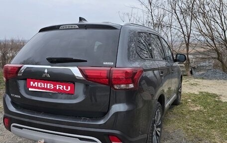 Mitsubishi Outlander III рестайлинг 3, 2021 год, 2 400 000 рублей, 6 фотография
