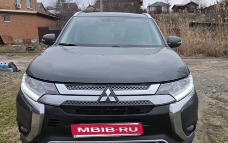 Mitsubishi Outlander III рестайлинг 3, 2021 год, 2 400 000 рублей, 3 фотография