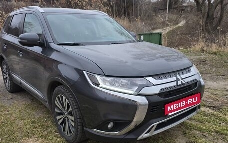 Mitsubishi Outlander III рестайлинг 3, 2021 год, 2 400 000 рублей, 5 фотография