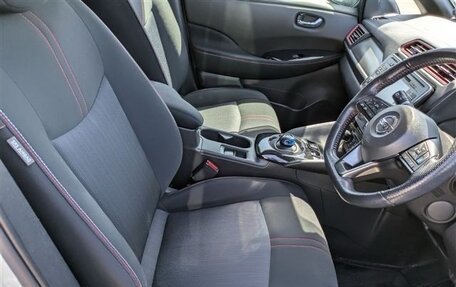 Nissan Leaf II, 2018 год, 1 870 000 рублей, 10 фотография