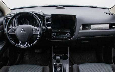 Mitsubishi Outlander III рестайлинг 3, 2015 год, 1 820 000 рублей, 13 фотография