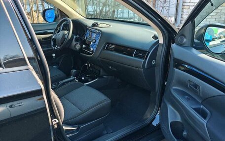 Mitsubishi Outlander III рестайлинг 3, 2020 год, 2 200 000 рублей, 2 фотография