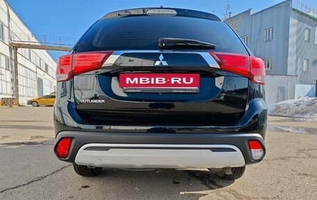 Mitsubishi Outlander III рестайлинг 3, 2020 год, 2 200 000 рублей, 8 фотография
