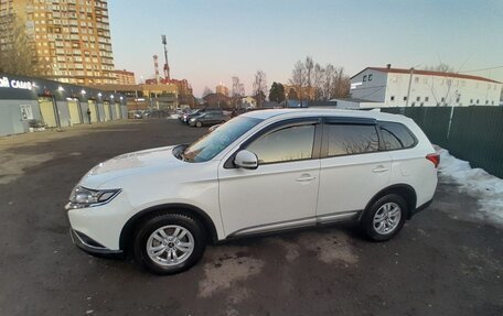 Mitsubishi Outlander III рестайлинг 3, 2018 год, 2 390 000 рублей, 2 фотография