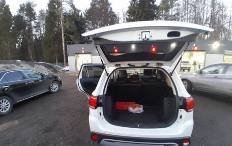 Mitsubishi Outlander III рестайлинг 3, 2018 год, 2 390 000 рублей, 4 фотография