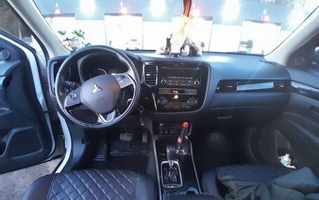 Mitsubishi Outlander III рестайлинг 3, 2018 год, 2 390 000 рублей, 10 фотография