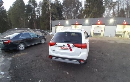 Mitsubishi Outlander III рестайлинг 3, 2018 год, 2 390 000 рублей, 15 фотография
