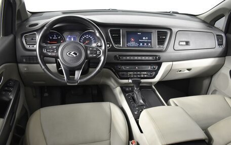 KIA Carnival III, 2018 год, 2 463 100 рублей, 6 фотография