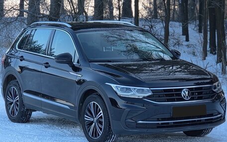 Volkswagen Tiguan II, 2021 год, 2 300 000 рублей, 2 фотография