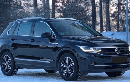 Volkswagen Tiguan II, 2021 год, 2 300 000 рублей, 17 фотография
