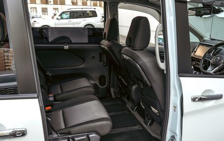 Nissan Serena IV, 2018 год, 2 100 000 рублей, 13 фотография