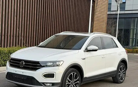 Volkswagen T-Roc I, 2023 год, 1 390 000 рублей, 1 фотография