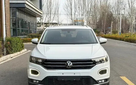 Volkswagen T-Roc I, 2023 год, 1 390 000 рублей, 2 фотография