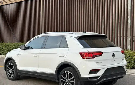 Volkswagen T-Roc I, 2023 год, 1 390 000 рублей, 3 фотография