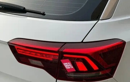 Volkswagen T-Roc I, 2023 год, 1 390 000 рублей, 7 фотография