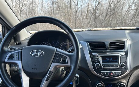 Hyundai Solaris II рестайлинг, 2015 год, 1 000 000 рублей, 21 фотография