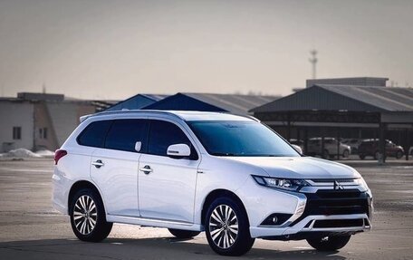Mitsubishi Outlander III рестайлинг 3, 2022 год, 2 300 000 рублей, 1 фотография