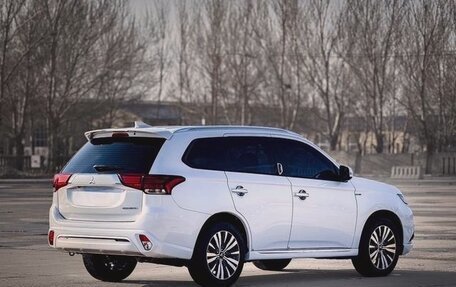 Mitsubishi Outlander III рестайлинг 3, 2022 год, 2 300 000 рублей, 6 фотография