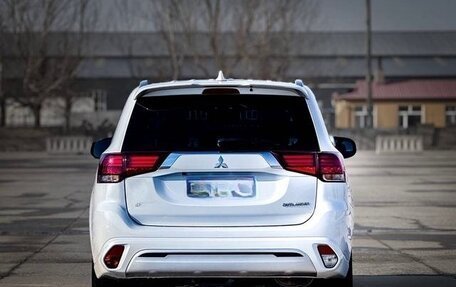 Mitsubishi Outlander III рестайлинг 3, 2022 год, 2 300 000 рублей, 4 фотография