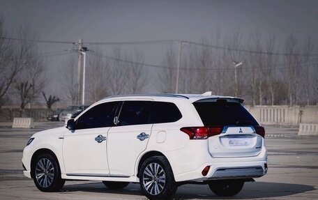 Mitsubishi Outlander III рестайлинг 3, 2022 год, 2 300 000 рублей, 2 фотография