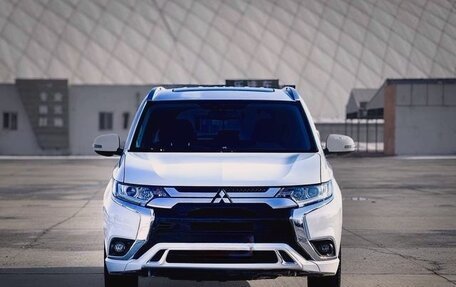 Mitsubishi Outlander III рестайлинг 3, 2022 год, 2 300 000 рублей, 3 фотография