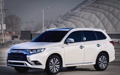Mitsubishi Outlander III рестайлинг 3, 2022 год, 2 300 000 рублей, 5 фотография
