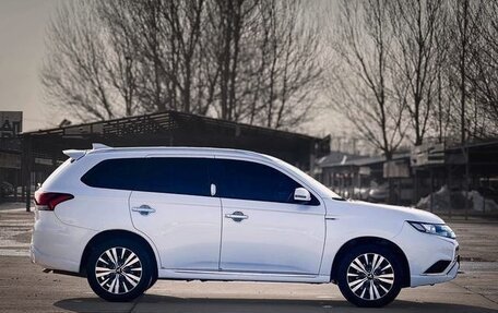 Mitsubishi Outlander III рестайлинг 3, 2022 год, 2 300 000 рублей, 7 фотография