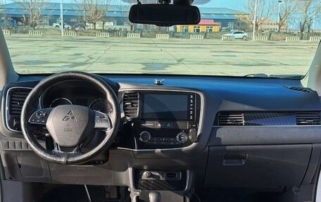 Mitsubishi Outlander III рестайлинг 3, 2022 год, 2 300 000 рублей, 10 фотография