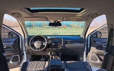 Mitsubishi Outlander III рестайлинг 3, 2022 год, 2 300 000 рублей, 9 фотография