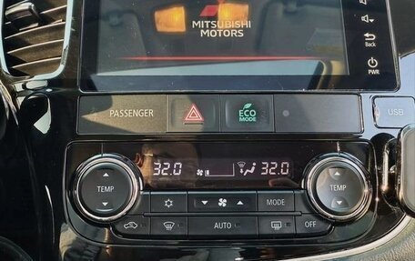 Mitsubishi Outlander III рестайлинг 3, 2022 год, 2 300 000 рублей, 11 фотография