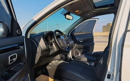 Mitsubishi Outlander III рестайлинг 3, 2022 год, 2 300 000 рублей, 14 фотография