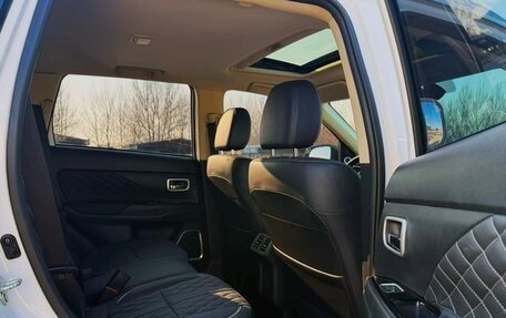 Mitsubishi Outlander III рестайлинг 3, 2022 год, 2 300 000 рублей, 17 фотография