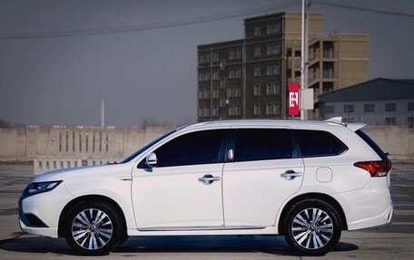 Mitsubishi Outlander III рестайлинг 3, 2022 год, 2 300 000 рублей, 8 фотография