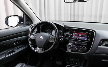 Mitsubishi Outlander III рестайлинг 3, 2018 год, 1 890 000 рублей, 7 фотография