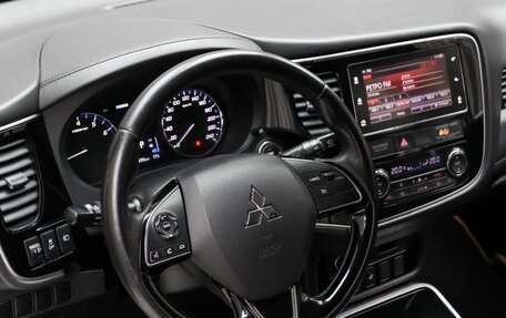 Mitsubishi Outlander III рестайлинг 3, 2018 год, 1 890 000 рублей, 10 фотография