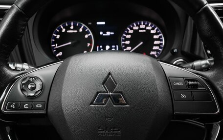 Mitsubishi Outlander III рестайлинг 3, 2018 год, 1 890 000 рублей, 11 фотография