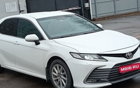 Toyota Camry, 2021 год, 2 600 000 рублей, 2 фотография