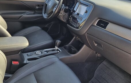 Mitsubishi Outlander III рестайлинг 3, 2013 год, 1 750 000 рублей, 10 фотография