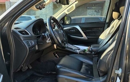 Mitsubishi Pajero Sport III рестайлинг, 2018 год, 2 999 999 рублей, 6 фотография