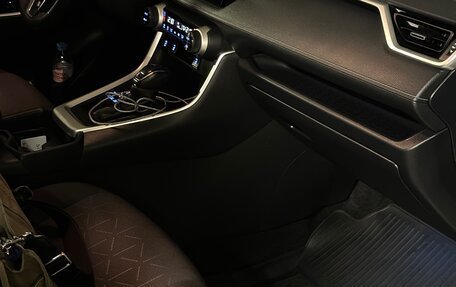 Toyota RAV4, 2021 год, 3 650 000 рублей, 8 фотография