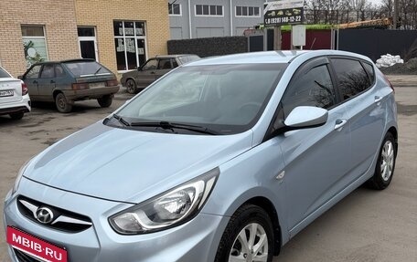 Hyundai Solaris II рестайлинг, 2012 год, 810 000 рублей, 2 фотография