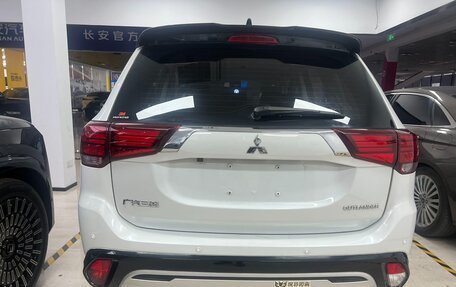 Mitsubishi Outlander III рестайлинг 3, 2022 год, 2 132 000 рублей, 4 фотография