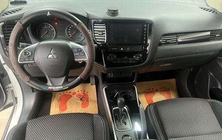 Mitsubishi Outlander III рестайлинг 3, 2022 год, 2 132 000 рублей, 7 фотография