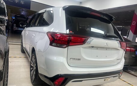 Mitsubishi Outlander III рестайлинг 3, 2022 год, 2 132 000 рублей, 3 фотография