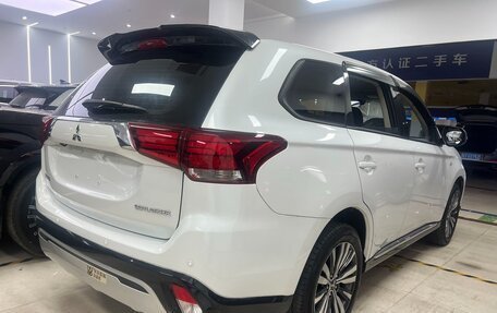 Mitsubishi Outlander III рестайлинг 3, 2022 год, 2 132 000 рублей, 5 фотография